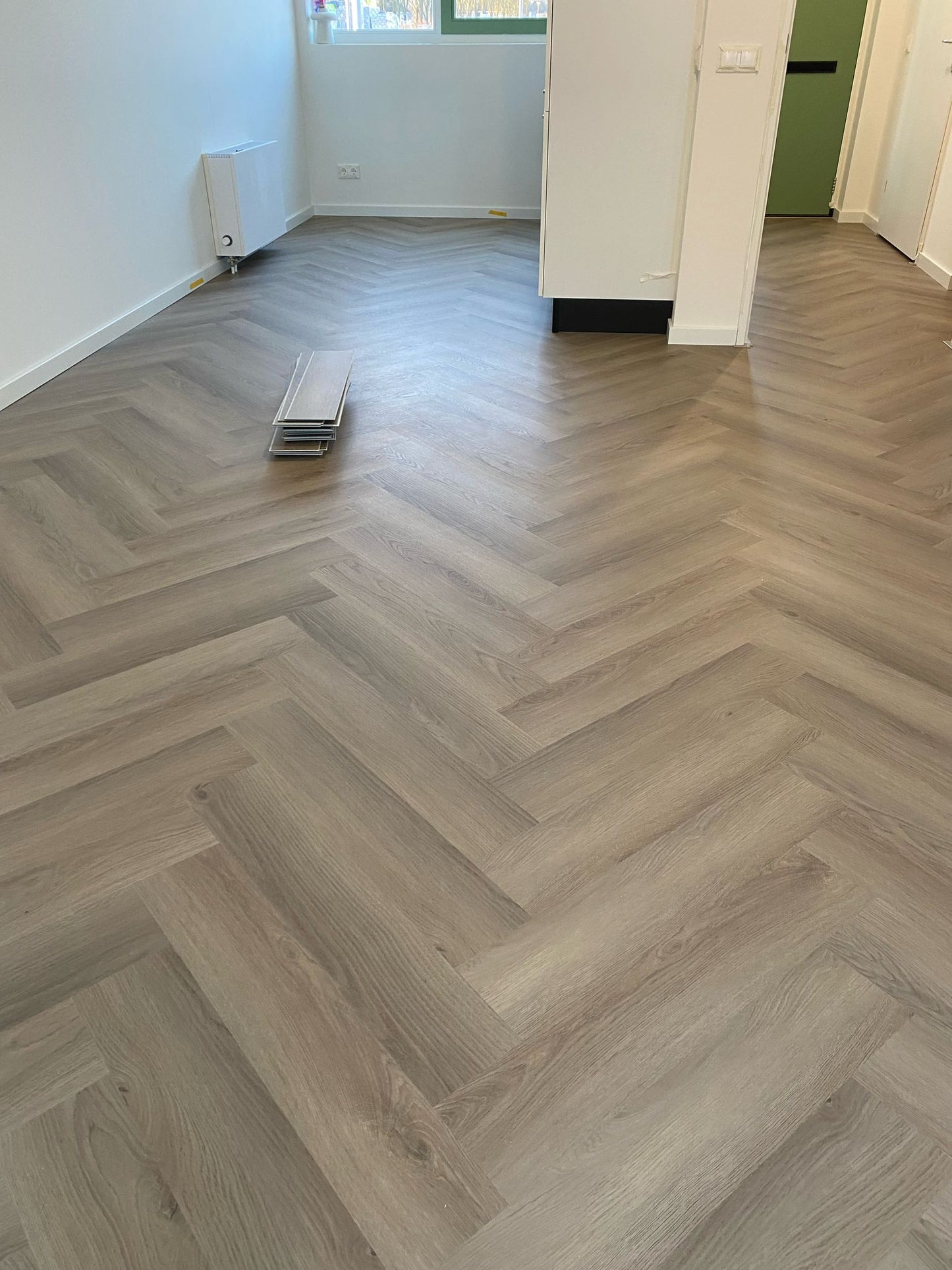 Demonte series greige eiken visgraat PVC Klik – van iVloer Vianen