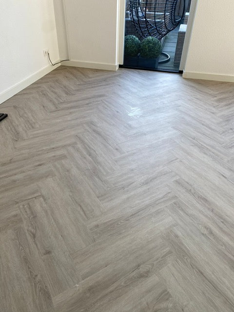 Ophira series greige eiken visgraat PVC klik – van iVloer Vianen