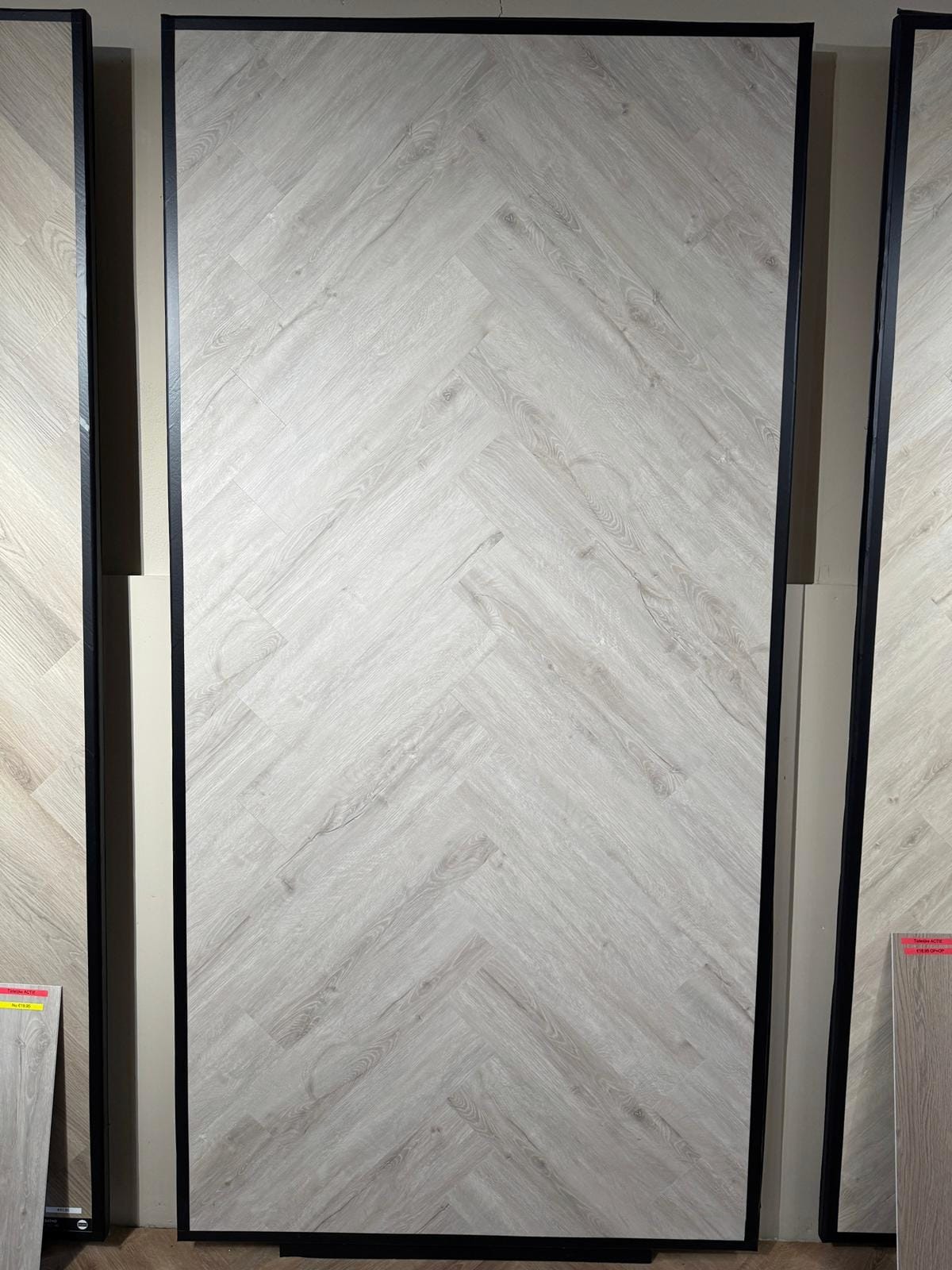 Ophira series licht greige eiken visgraat PVC klik – van iVloer Vianen