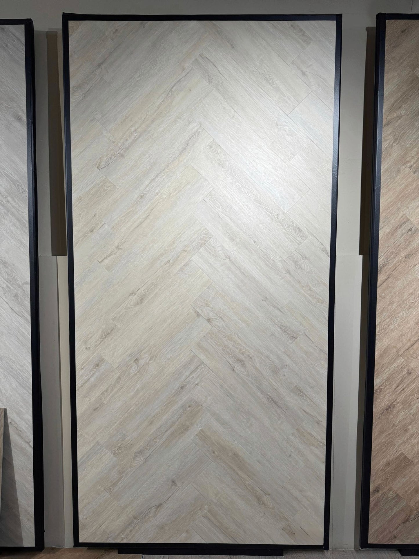 Ophira series licht beige eiken visgraat PVC klik