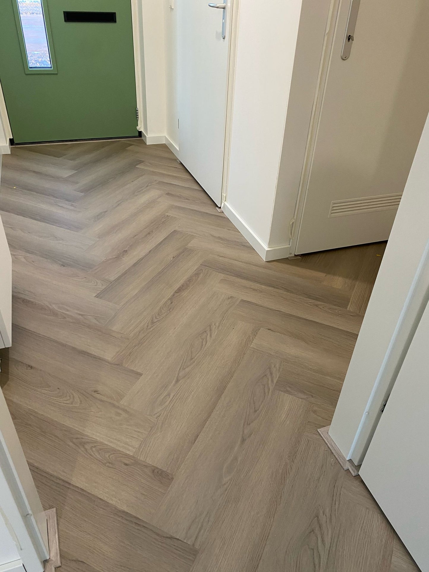 Demonte series greige eiken visgraat PVC Klik